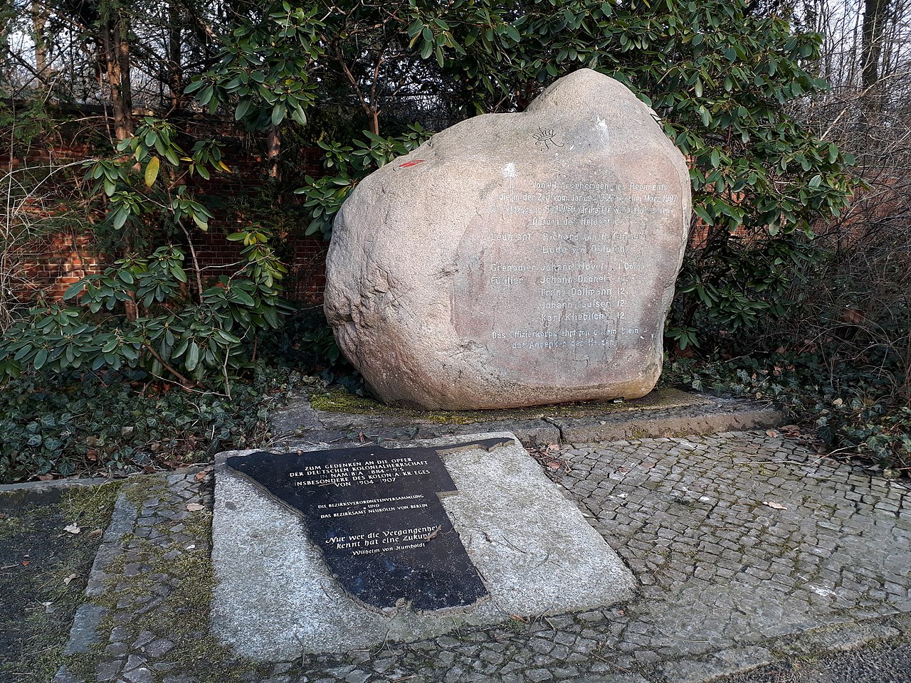 Der Hererostein mit Namibia-Gedenkplatte